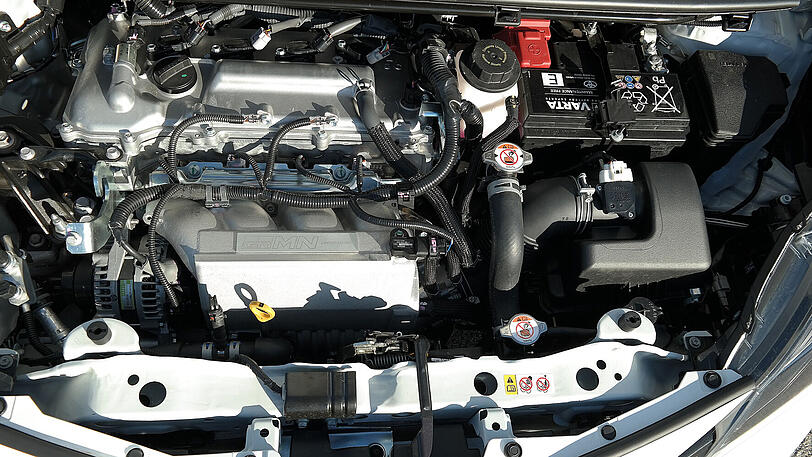 Komplett vollgepackt: Der 1,8-Liter-Benziner und der Kompressor finden gerade eben im Motorraum Platz.