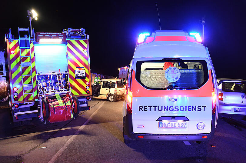Bei dem Unfall entstand ein Sachschaden in fünfstelliger Höhe, vier Menschen wurden verletzt.