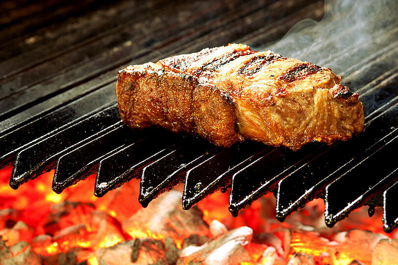 Am Wochenende gibt es saftige Steaks und anderes bei der Live-Grillade auf dem Balkon.