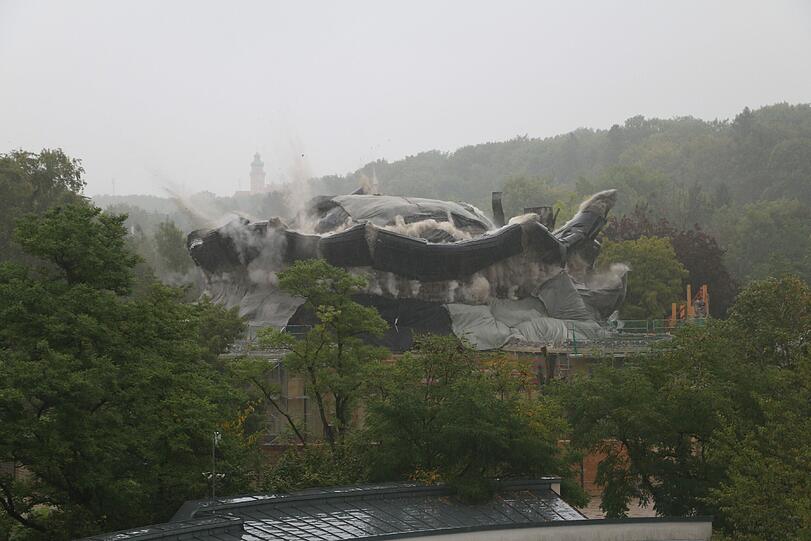 Die Sprengung der Elefantenhaus-Kuppel aus dem Blickwinkel der Drohne