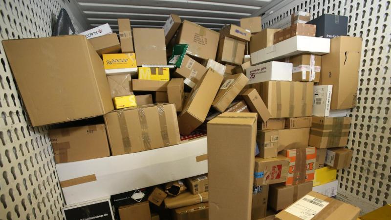 In einer Paket-Zustellbasis steht eine LKW-Ladung Pakete. Foto: Bernd Wüstneck/dpa-Zentralbild/dpa In einer Paket-Zustellbasis steht eine LKW-Ladung Pakete. Foto: Bernd Wüstneck/dpa-Zentralbild/dpa