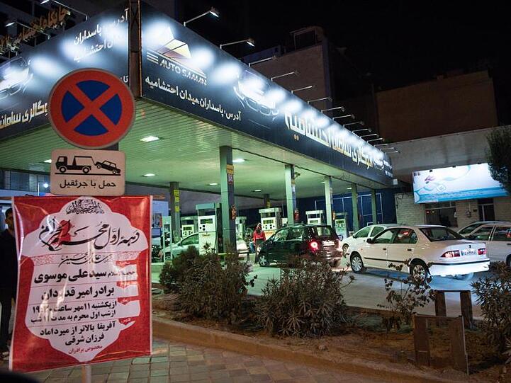 Zahlreiche Autos stehen an einer Tankstelle in Teheran. Iran hat das Benzin rationiert.