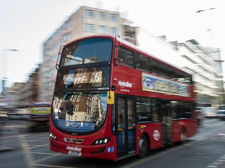 Ein Doppeldeckerbus in London. Mehrere Jugendliche haben in London ein lesbisches Paar in angegriffen und krankenhausreif geschlagen.