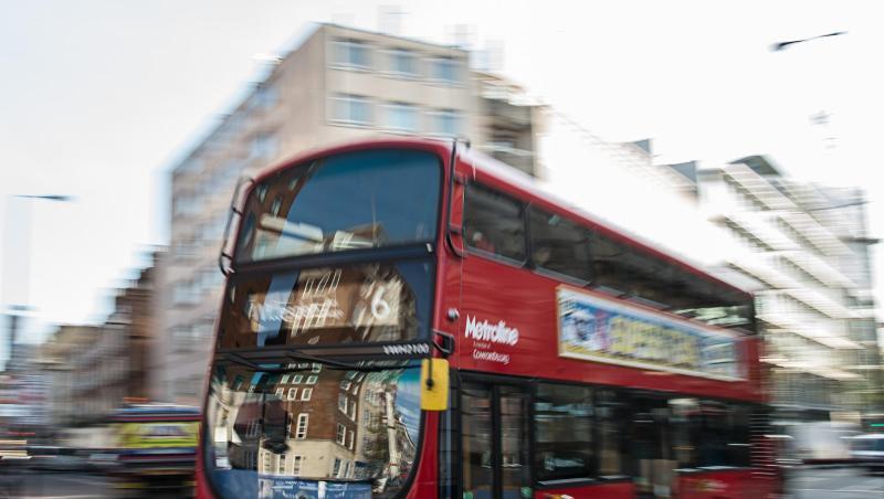 Ein Doppeldeckerbus in London. Mehrere Jugendliche haben in London ein lesbisches Paar in angegriffen und krankenhausreif geschlagen. Ein Doppeldeckerbus in London. Mehrere Jugendliche haben in London ein lesbisches Paar in angegriffen und krankenhausreif geschlagen.