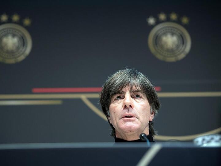 Joachim Löw, Bundestrainer, beantwortet die Fragen der Journalisten bei einer Pressekonferenz. Foto: Federico Gambarini/dpa