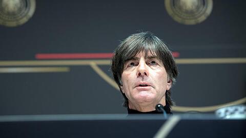 Joachim Löw, Bundestrainer, beantwortet die Fragen der Journalisten bei einer Pressekonferenz. Foto: Federico Gambarini/dpa