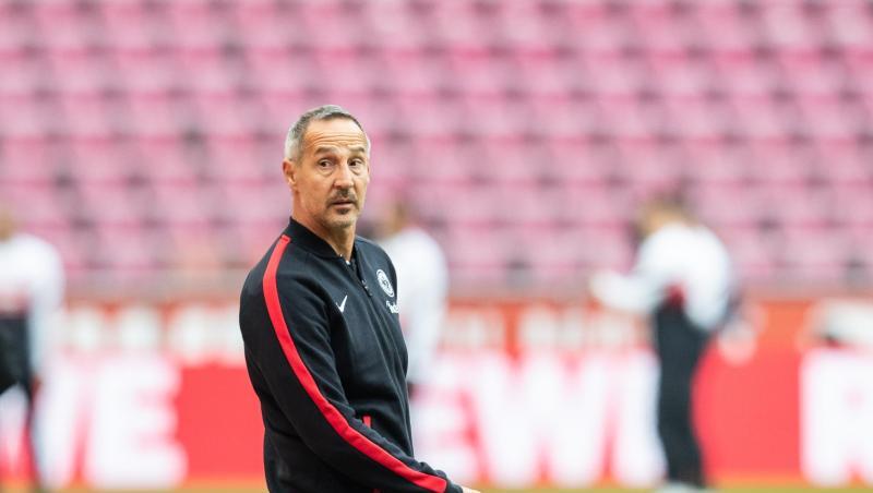 Frankfurts Trainer Adi Hütter vor Spielbeginn.