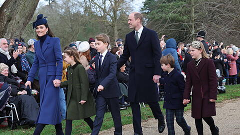 Kate fällt mit ihrer Optik in Königsblau sofort auf – und übersticht die anderen Royals
