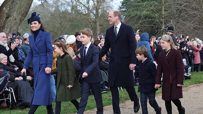 Kate fällt mit ihrer Optik in Königsblau sofort auf – und übersticht die anderen Royals