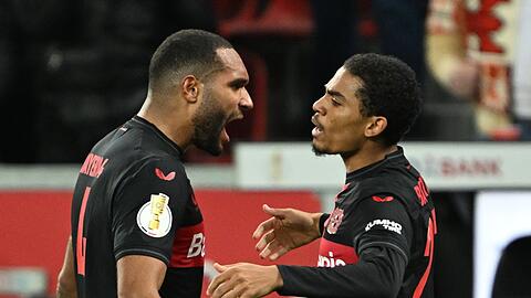 Amine Adli (r) brachte die Werkself wenige Minuten nach seiner Einwechslung zurück ins Spiel.