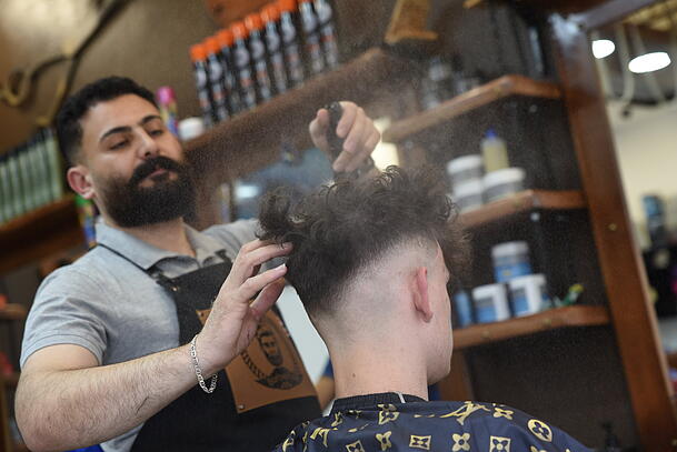 Bei Friseuren bekommen besonders die Azubis viel Trinkgeld, teilt der Landungsinnungsverband Friseure und Kosmetiker Bayern mit.