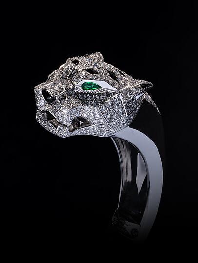 Kaum ein Motiv ist so eng mit Cartier verbunden wie der Panther, und die Liste seiner prominenten Fans wird immer länger. Der Brillant-Armreif (Schätzwert zwischen 20.000 und 40.000 Euro) stammt aus einer hochkarätigen deutschen Sammlung und wird mit 99 weiteren Stücken - darunter auch Schmuck von Bulgari sowie Hermès Birkin-Taschen - im Oktober im Dorotheum Wien versteigert. Am Dienstag sind die Preziosen in München ausgestellt. Kaum ein Motiv ist so eng mit Cartier verbunden wie der Panther, und die Liste seiner prominenten Fans wird immer länger. Der Brillant-Armreif (Schätzwert zwischen 20.000 und 40.000 Euro) stammt aus einer hochkarätigen deutschen Sammlung und wird mit 99 weiteren Stücken - darunter auch Schmuck von Bulgari sowie Hermès Birkin-Taschen - im Oktober im Dorotheum Wien versteigert. Am Dienstag sind die Preziosen in München ausgestellt.