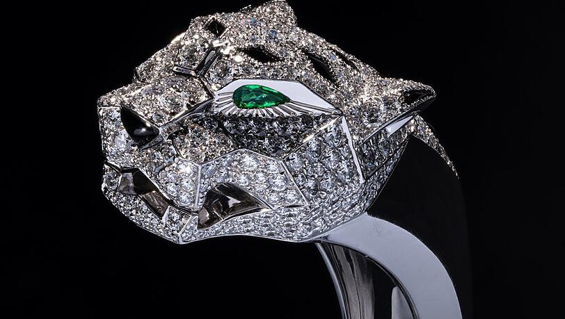Kaum ein Motiv ist so eng mit Cartier verbunden wie der Panther, und die Liste seiner prominenten Fans wird immer länger. Der Brillant-Armreif (Schätzwert zwischen 20.000 und 40.000 Euro) stammt aus einer hochkarätigen deutschen Sammlung und wird mit 99 weiteren Stücken - darunter auch Schmuck von Bulgari sowie Hermès Birkin-Taschen - im Oktober im Dorotheum Wien versteigert. Am Dienstag sind die Preziosen in München ausgestellt. Kaum ein Motiv ist so eng mit Cartier verbunden wie der Panther, und die Liste seiner prominenten Fans wird immer länger. Der Brillant-Armreif (Schätzwert zwischen 20.000 und 40.000 Euro) stammt aus einer hochkarätigen deutschen Sammlung und wird mit 99 weiteren Stücken - darunter auch Schmuck von Bulgari sowie Hermès Birkin-Taschen - im Oktober im Dorotheum Wien versteigert. Am Dienstag sind die Preziosen in München ausgestellt.