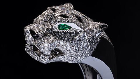 Kaum ein Motiv ist so eng mit Cartier verbunden wie der Panther, und die Liste seiner prominenten Fans wird immer l&auml;nger. Der Brillant-Armreif (Sch&auml;tzwert zwischen 20.000 und 40.000 Euro) stammt aus einer hochkar&auml;tigen deutschen Sammlung und wird mit 99 weiteren St&uuml;cken - darunter auch Schmuck von Bulgari sowie Herm&egrave;s Birkin-Taschen - im Oktober im Dorotheum Wien versteigert. Am Dienstag sind die Preziosen in M&uuml;nchen ausgestellt.