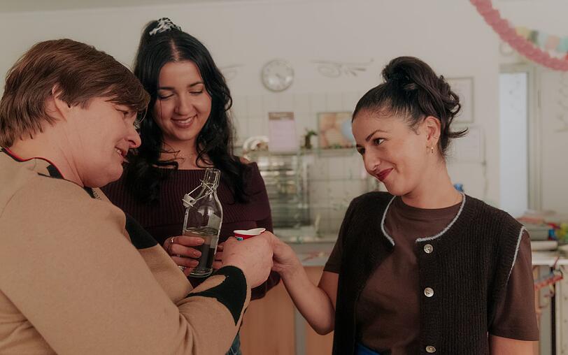 T&uuml;lin Sezgin (rechts, mit Petra Hartung, links, und Roxana Samadi) lieferte mit ihrem "Conny from the Block"-Projekt die Inspiration zu "Nine to Five". In der Serie wirkt die ehemalige Beamtin zudem in der Rolle der Kantinenchefin Hanni mit.