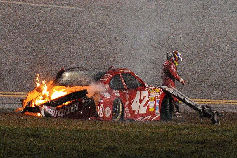 Spektakulärer Feuerunfall von Juan Pablo Montoya in Daytona. Der ehemalige Formel-1-Pilot war mit einem Safety-Car kollidiert, das in Flammen aufging. Die Bilder vom Crash.
