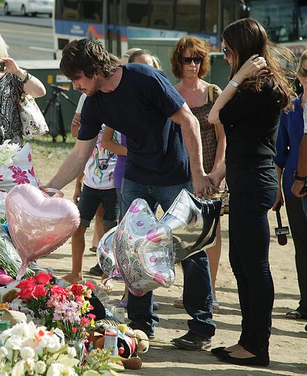 Batman-Star Christian Bale hat gemeinsam mit seiner Frau Sibi Blazic die Trauernden sowie überlebende Opfer des Kino-Amokschützen in Aurora besucht - sehen Sie hier die emotionalen Bilder.