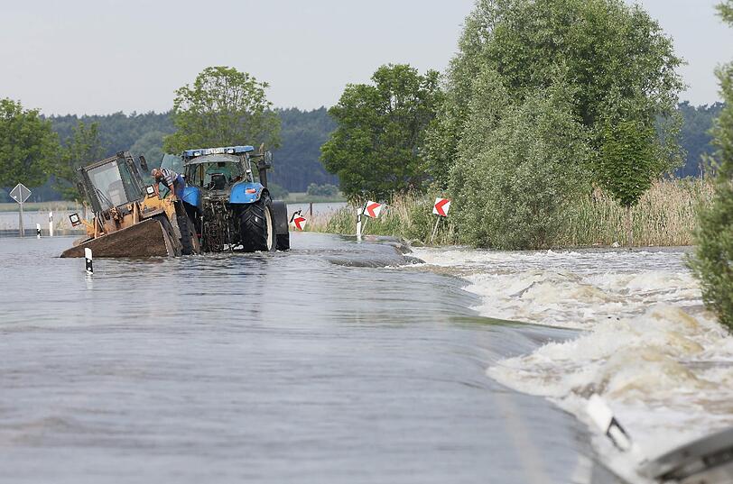 Auch etwas weiter südlich bei Schönhausen ist die Elbe über die Ufer getreten.