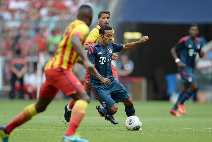 THIAGO NOTE 2
Zwei Top-Spiele als Sechser. Was macht also Pep? Er stellt um. Diesmal durfte der Neue halblinks agieren. No problem &ndash; kann er auch.
