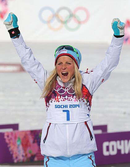 Auch in der Loipe, aber ohne Gewehr ist die Norwegerin Therese Johaug unterwegs. Die wunderschöne Skilangläuferin ist aber auch sportlich erfolgreich. Unter anderem konnte sie schon eine Goldmedaille bei den Olympischen Spielen gewinnen.