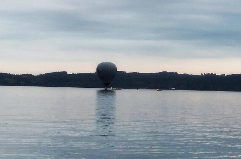 Ein Heißluftballon ist in den Starnberger See gestürzt. Die Bilder von der spektakulären Rettungsaktion.