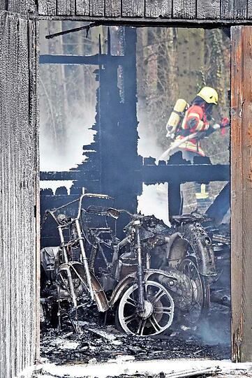 Im Hettenshausener Ortsteil Winden ist eine Maschinenhalle samt Reparaturwerkstatt abgebrannt. Auch eine Sammlung von Oldtimer-Motorrädern fiel den Flammen zum Opfer.