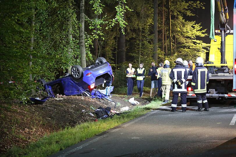 Zwei Mädchen sterben in dem Wrack. Bei einem der Opfer handelt es sich um die Tochter des Feuerwehrkommandanten, der als erster an die Unfallstelle kommt.