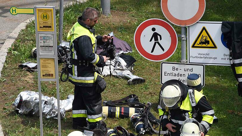 Bilder des Feuerwehreinsatzes am Landshuter BMW-Werk: Der Sachschaden wird auf über zwei Millionen Euro geschätzt.