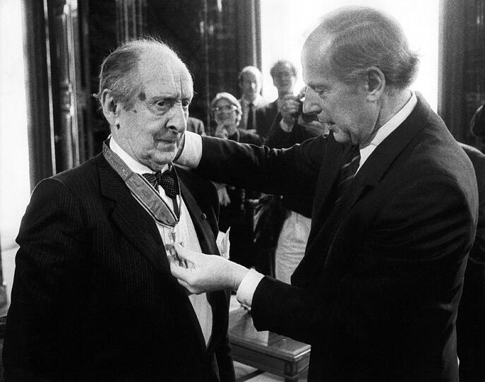 Vladimir Horowitz (li.) wird vom Hamburger Bürgermeister Klaus von Dohnanyi mit dem Bundesverdienstkreuz geeehrt.