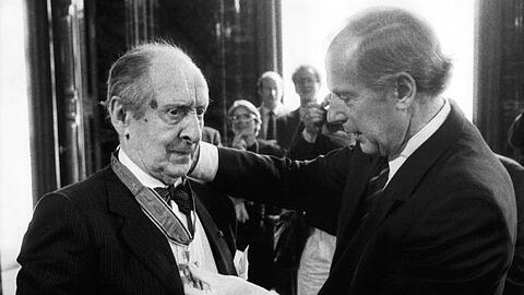 Vladimir Horowitz (li.) wird vom Hamburger Bürgermeister Klaus von Dohnanyi mit dem Bundesverdienstkreuz geeehrt.