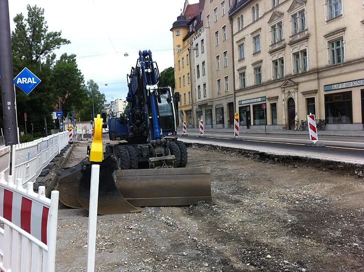 Bagger, Schutt und Zäune