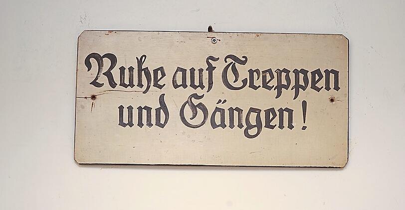 Ein Appell aus früheren Zeiten - der aber auch heute noch gilt. Ab 22 Uhr ist Nachtruhe.