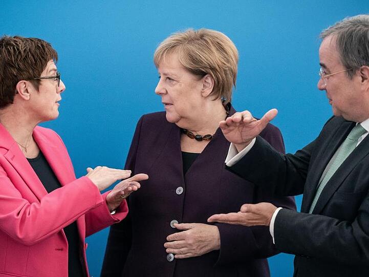 Wer wird's? Bundeskanzlerin Angela Merkel im Gespräch mit Annegret Kramp-Karrenbauer und Armin Laschet, die beide im Rennen um die Kanzlerkandidatur der CDU sind.