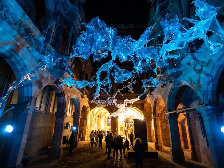Die Rauminstallation "Biofacts related culture is a superior nature" des Künstlers Aljoscha hängt während der "Blauen Nacht". Foto: Daniel Karmann