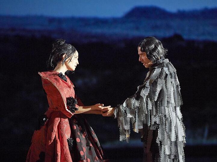 Kate Lindsey (l) als Orlando und Leigh Melrose als Shelmerdine/Greene in der Oper "Orlando" an der Wiener Staatsoper.