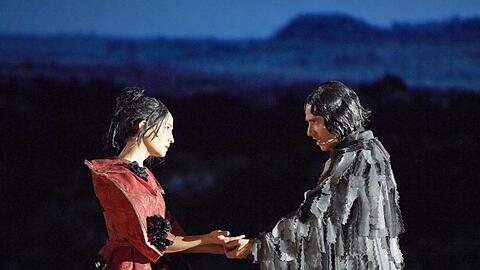 Kate Lindsey (l) als Orlando und Leigh Melrose als Shelmerdine/Greene in der Oper "Orlando" an der Wiener Staatsoper.