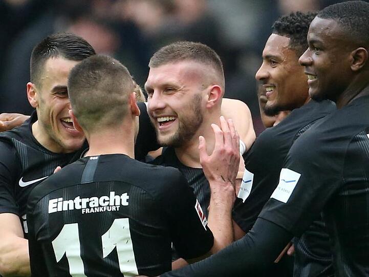 Der Frankfurter Ante Rebic (M) jubelt nach dem 1:0 mit seinen Teamkollegen.