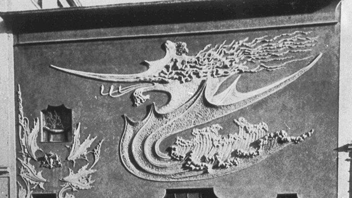 Das Drachenrelief an der Haus- fassade fiel auf. Das Drachenrelief an der Haus- fassade fiel auf.