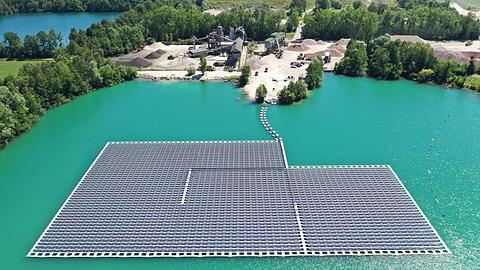 Eine schwimmende Photovoltaik-Anlage auf einem Baggersee.