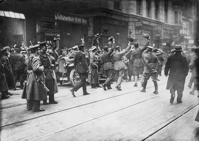 Republikanische Soldaten vor dem Math&auml;ser, 1919.