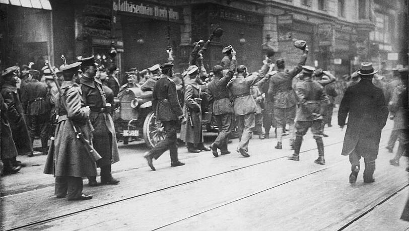 Republikanische Soldaten vor dem Mathäser, 1919. Republikanische Soldaten vor dem Mathäser, 1919.