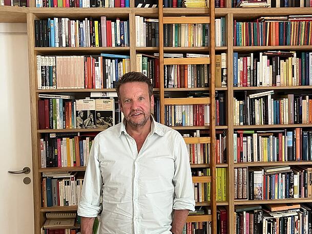 Theaterleiter und Schauspielprofessor Jochen Schölch in seinem Büro in der Theaterakadmie August Everding. Theaterleiter und Schauspielprofessor Jochen Schölch in seinem Büro in der Theaterakadmie August Everding.
