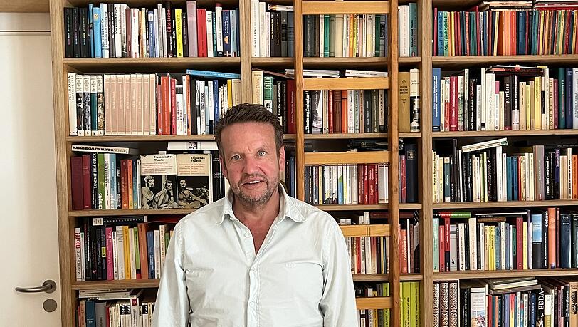 Theaterleiter und Schauspielprofessor Jochen Sch&ouml;lch in seinem B&uuml;ro in der Theaterakadmie August Everding.