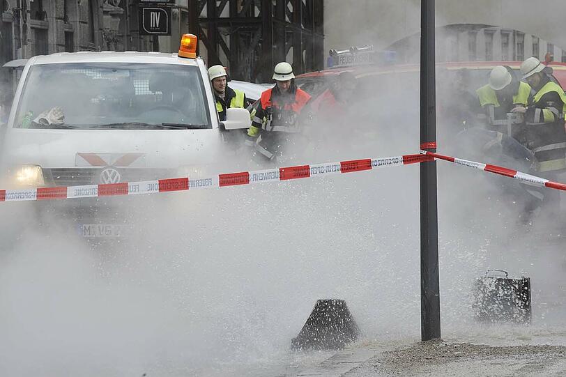 Das kondensierte Wasser überschwemmte die Straße - sie musste gesperrt werden.