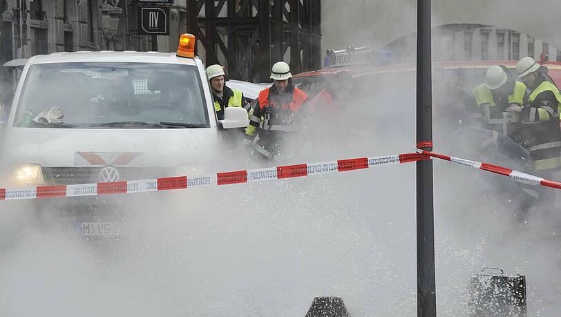 Das kondensierte Wasser überschwemmte die Straße - sie musste gesperrt werden. Das kondensierte Wasser überschwemmte die Straße - sie musste gesperrt werden.