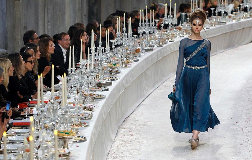 Models aus einer anderen Welt: Karl Lagerfeld hat am Dienstag seine neue &bdquo;Chanel Métiers d&rsquo;Art&ldquo;-Kollektion in Paris präsentiert - hier gibt's die besten Bilder.