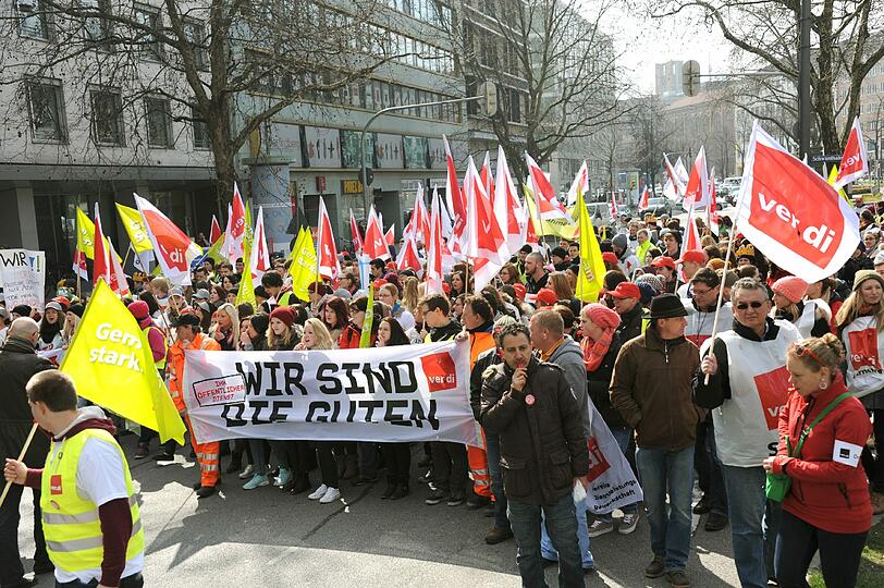 Wie hier in München, legten vielerorts in Bayern tausende öffentlich Bedienstste die Arbeit nieder und demonstrierten für mehr Lohn.