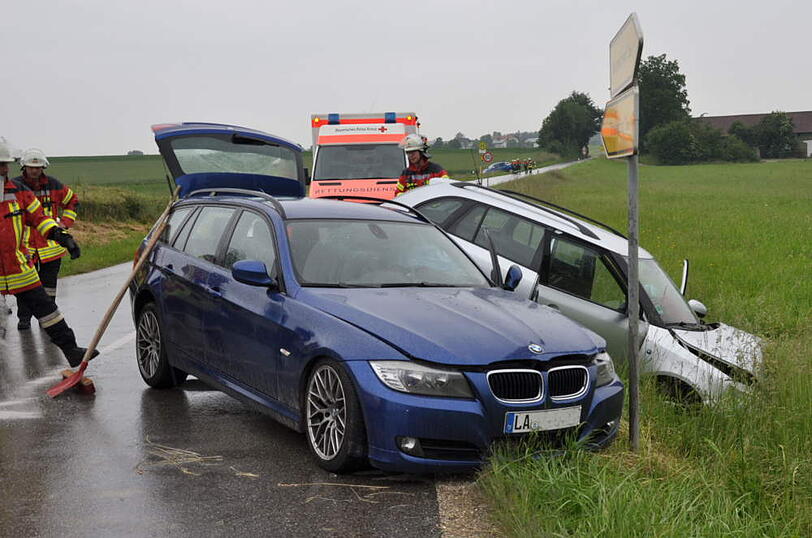 Beide Wracks landeten im Straßengraben.