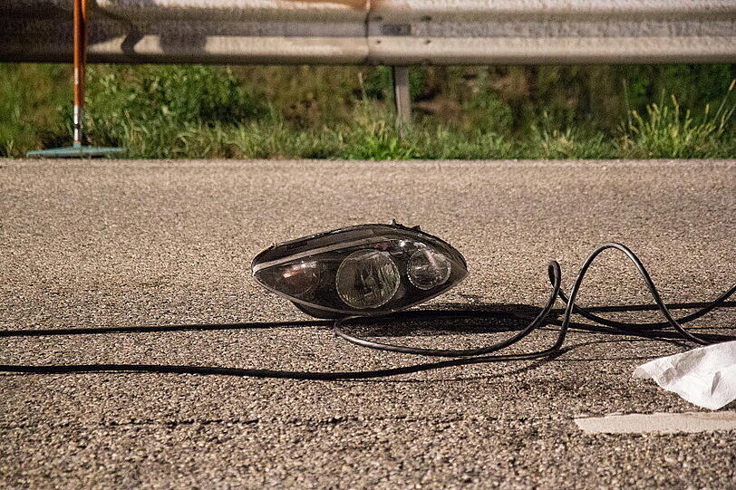 Auf der B20 bei Feldkirchen kollidierten am Sonntagabend zwei Autos. Ein Mann erlag noch an der Unfallstelle seinen Verletzungen, zwei weitere wurden schwer verletzt.