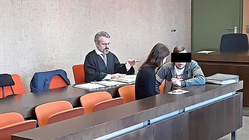Der Angeklagte mit Dolmetscherin und Anwalt Christian Gerber.